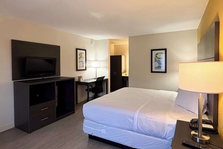 1 King Bed (12 of 18)