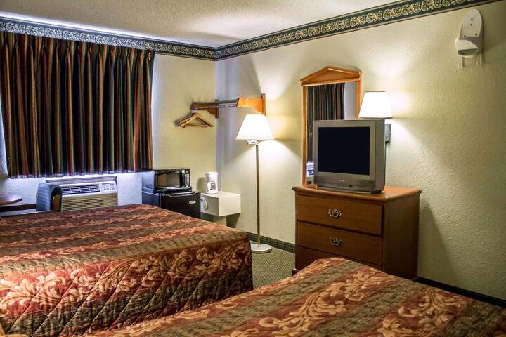 1 Queen Bed Accessible (5 of 13)