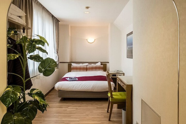 Room 8 of 27