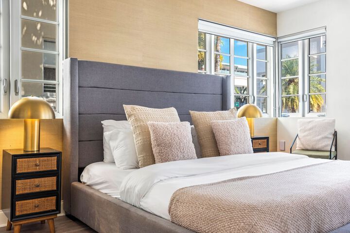Deluxe King Bed Balcony (2 of 70)