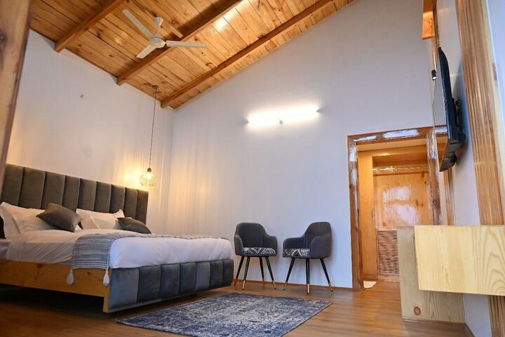 Room 3 of 9