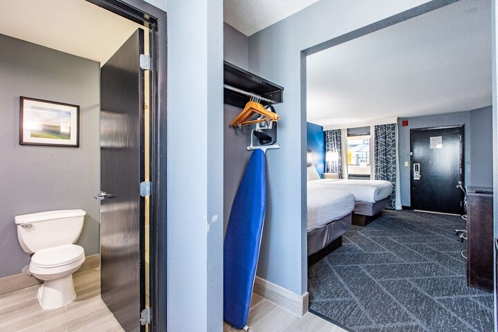 2 Queen Beds Executive Room Living Room Wet Bar Microwave and Refrigerator Bath and Shower Full Breakfast (14 of 34)