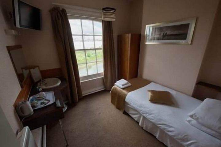 Room 4 of 9