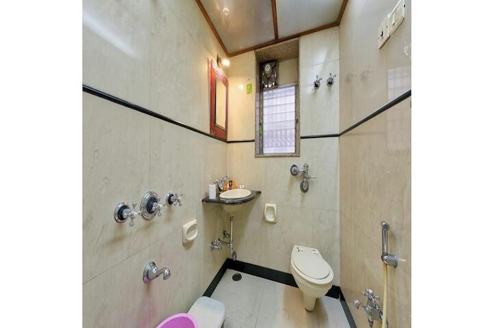 Room 6 of 8