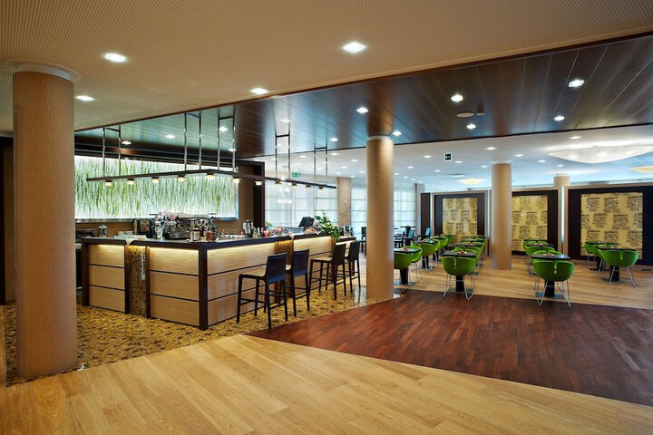 Lounge 78 of 98