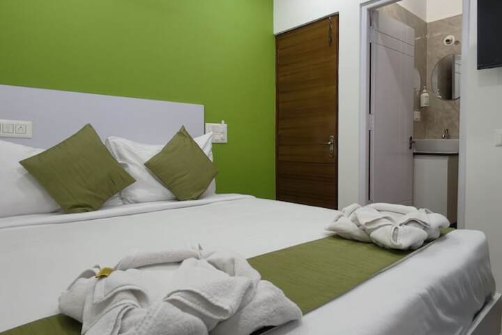 Room 5 of 9