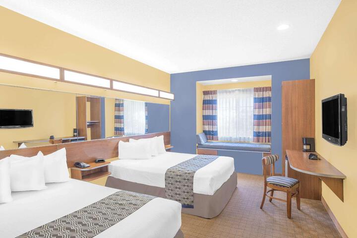 1 Queen Bed (4 of 23)