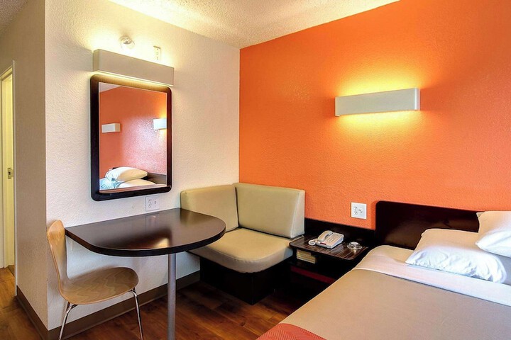 1 Queen Bed Kitchen (3 of 7)