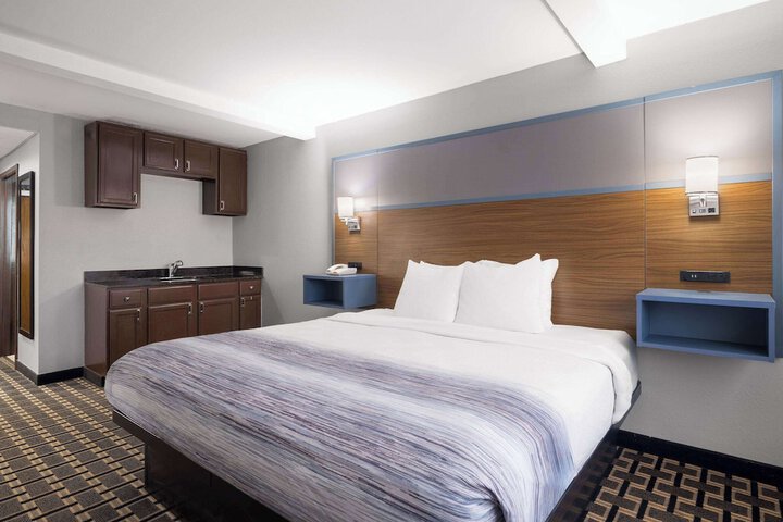1 King Bed (8 of 25)