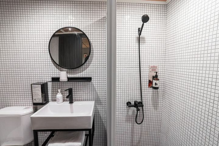 Room 32 of 42