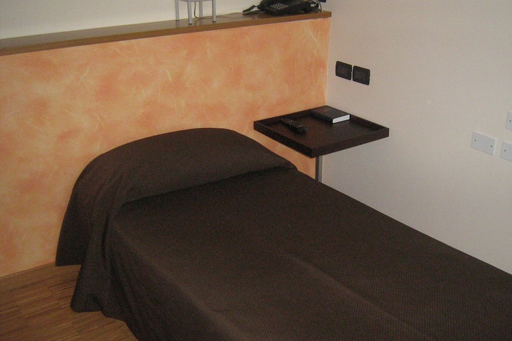 Room 8 of 83