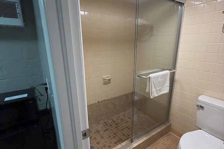 Room 5 of 9