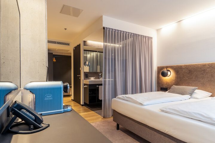 Room 19 of 111