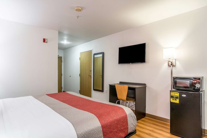 1 King Bed (12 of 14)
