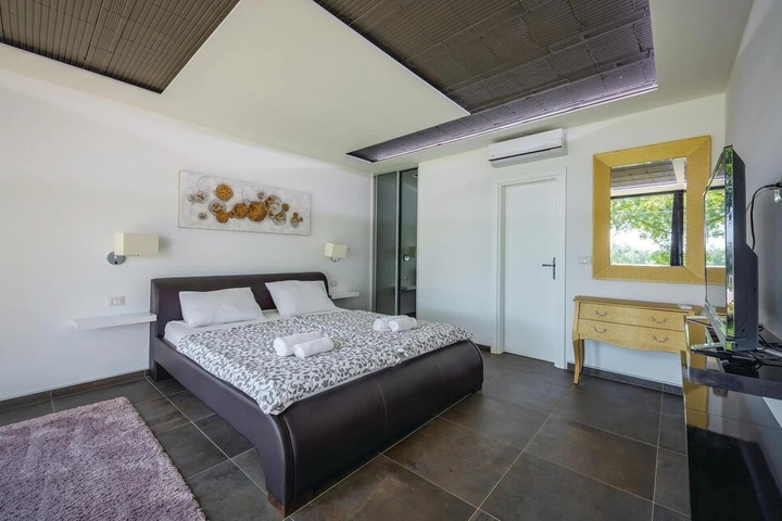 Amazing Home in Tar With Wifi and 4 Bedrooms