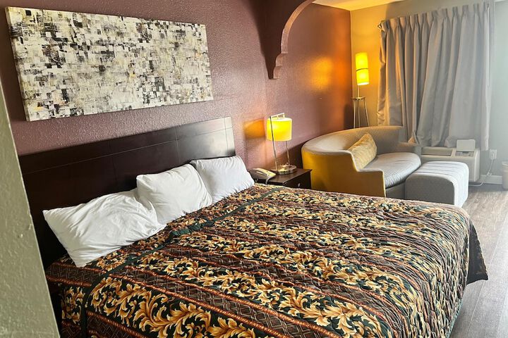 Deluxe Room 1 King Bed Accessible (16 of 16)