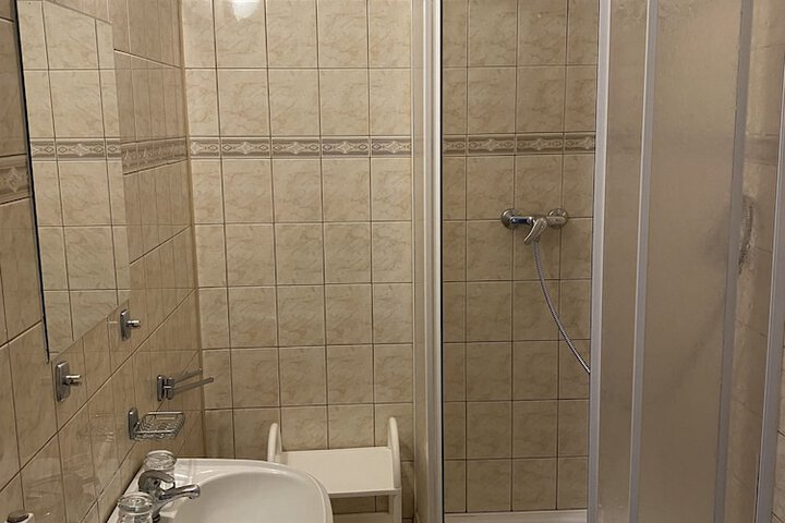 Room 15 of 33