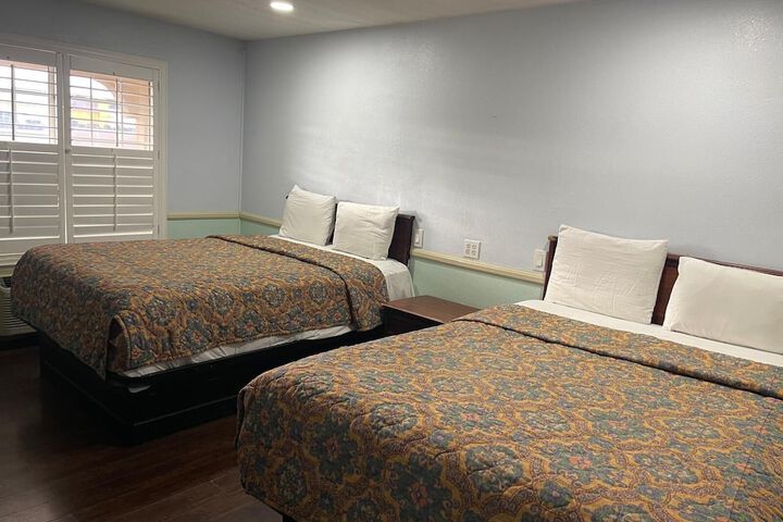 1 Queen Bed (11 of 12)