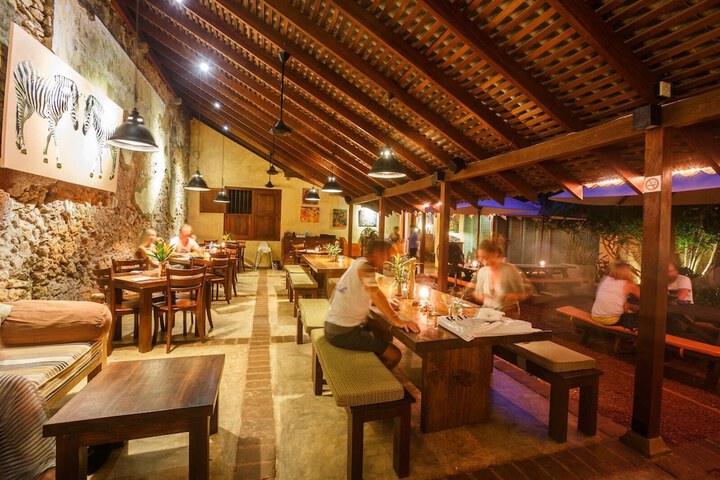 Dining 6 of 16