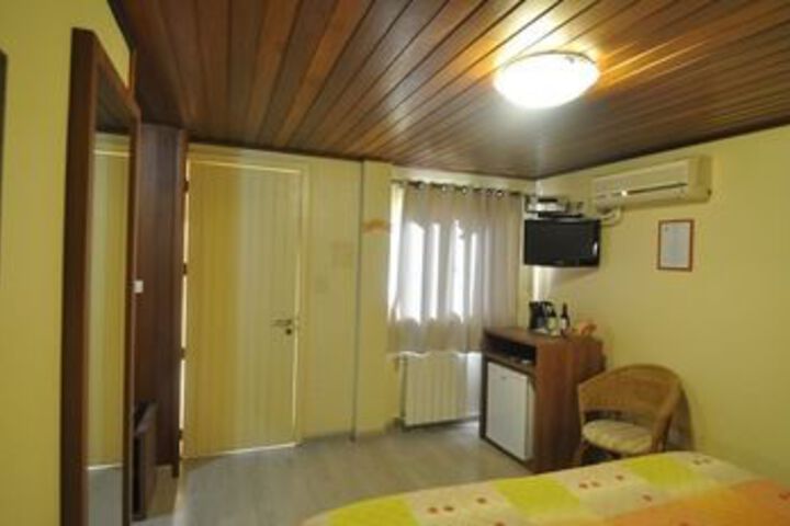 Room 12 of 40