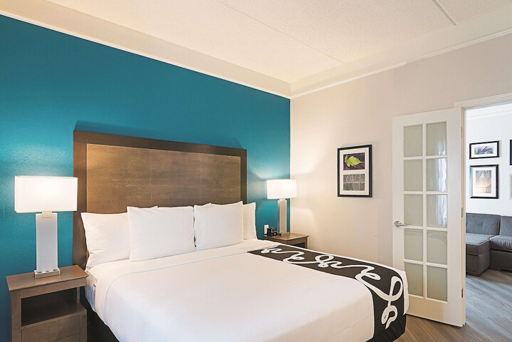 1 King Bed Mobility Hearing Impaired Accessible Room (21 of 24)