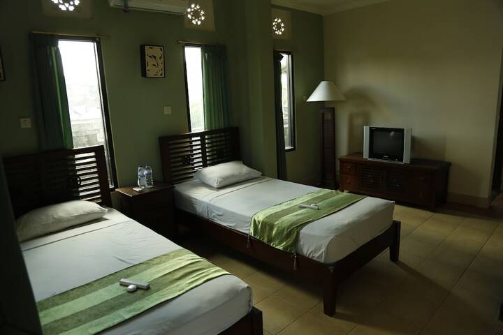 Room 6 of 8