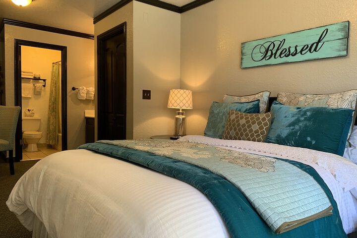 Deluxe Queen Bed (32 of 49)