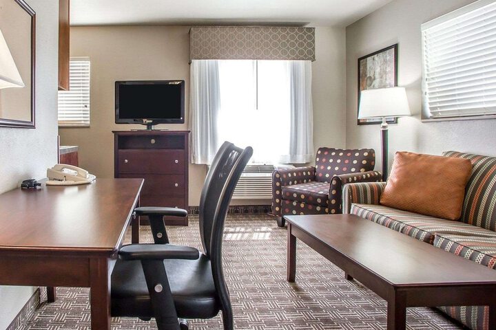 1 King Bed Business Room Efficiency Suite Upgrade (8 of 30)
