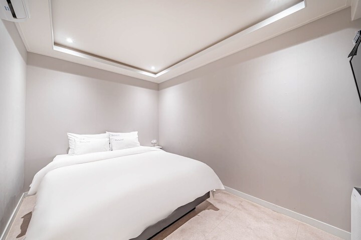 Room 16 of 38