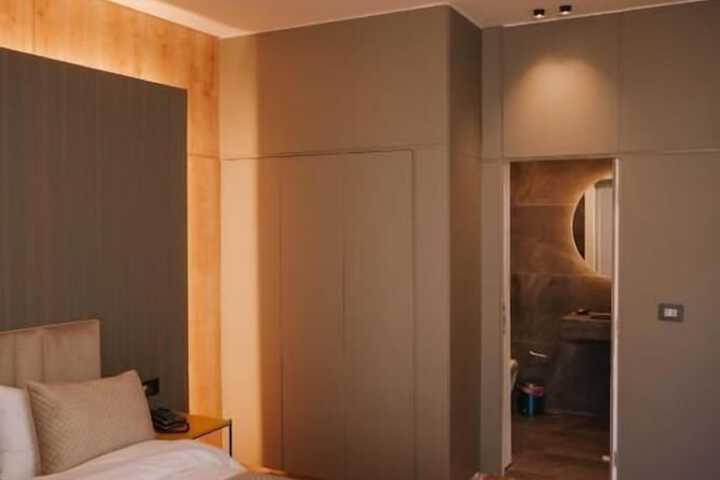 Room 12 of 25