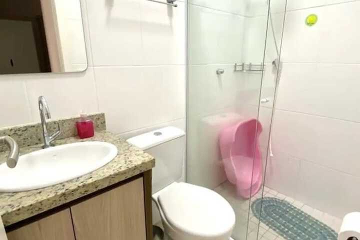 Apto novo e arejado com uma ampla sacada in Bertioga