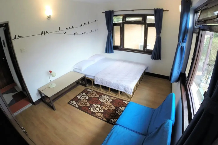 Room 6 of 10