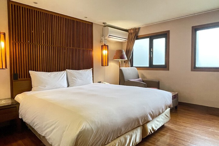 Room 22 of 48