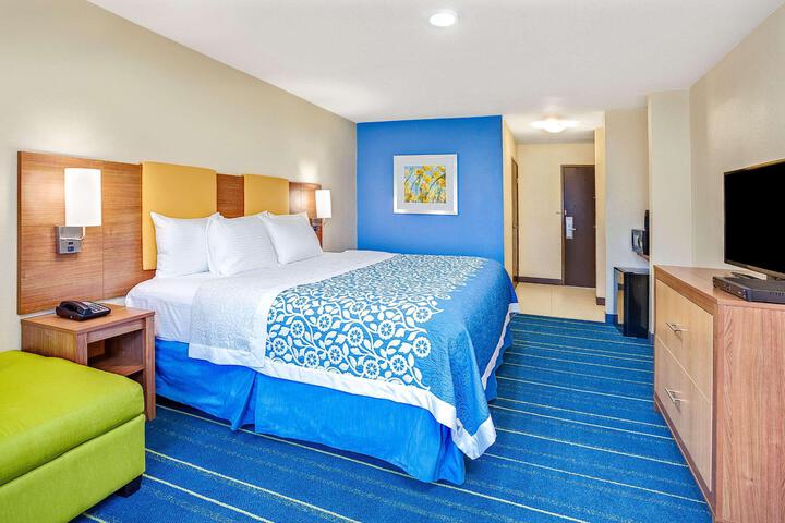 1 King Bed (4 of 6)