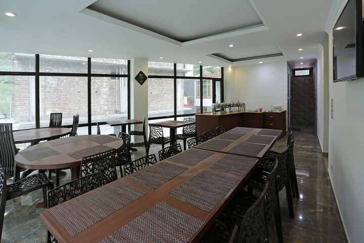 Dining 8 of 18