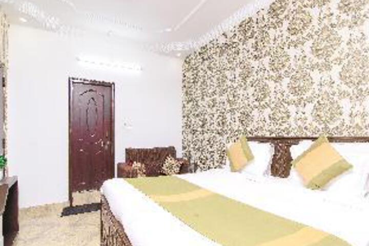 Room 13 of 20