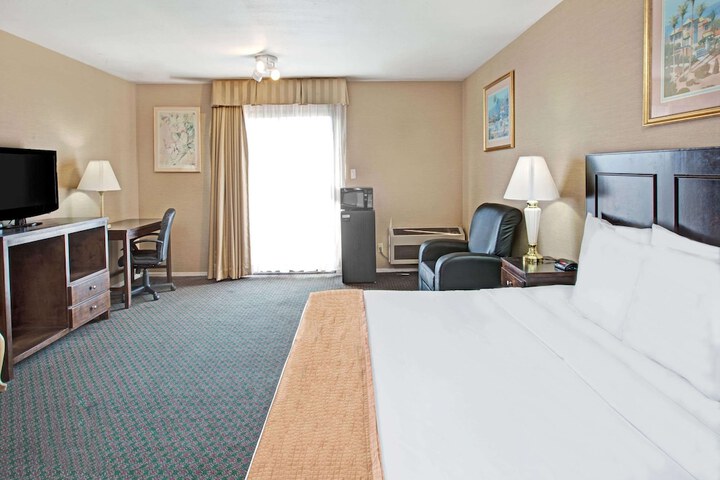 Deluxe King Bed (4 of 13)