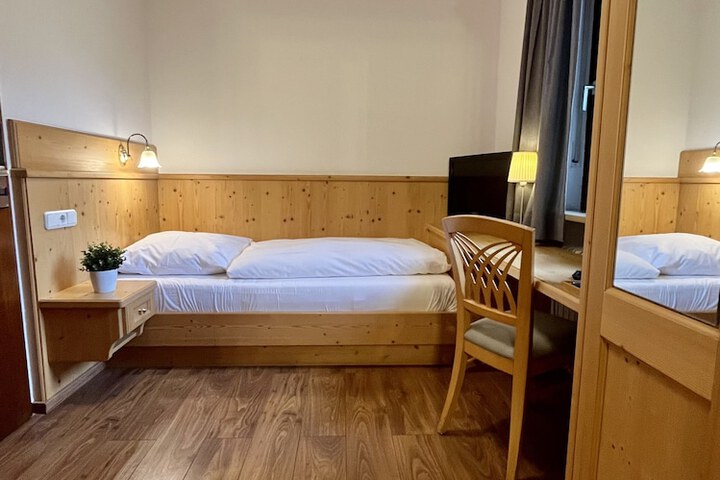 Room 10 of 30
