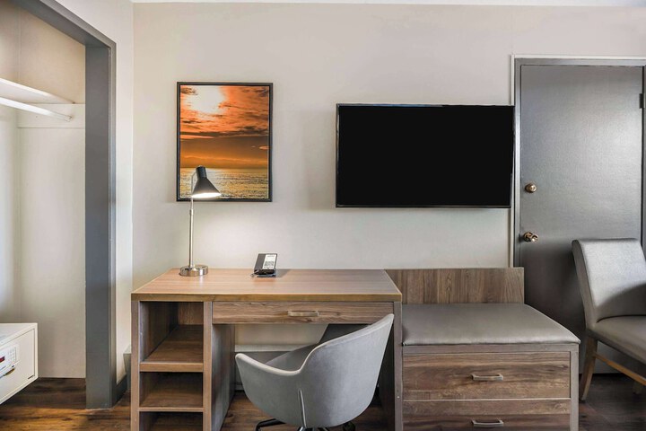Room 4 of 36