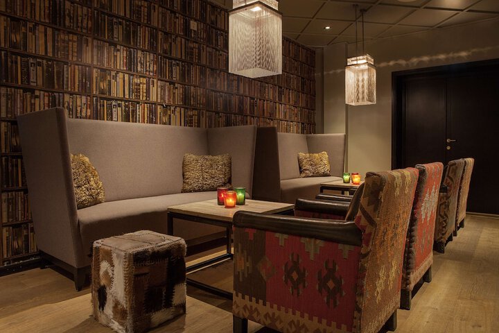 Lounge 46 of 59
