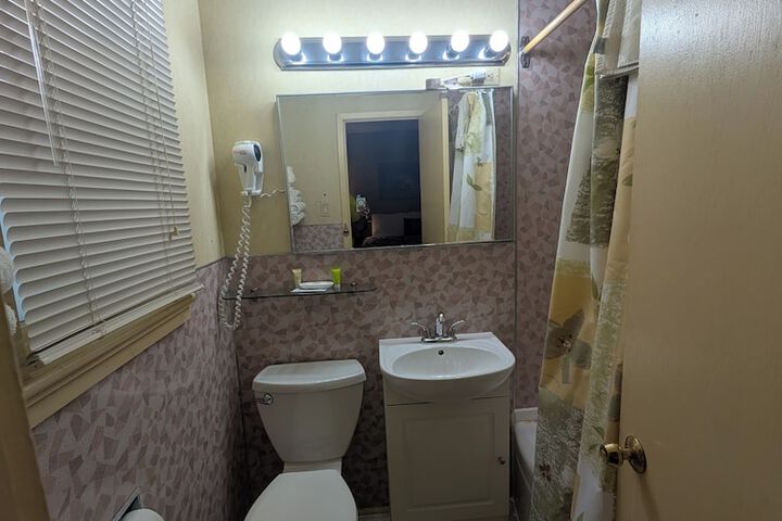 Room 27 of 34