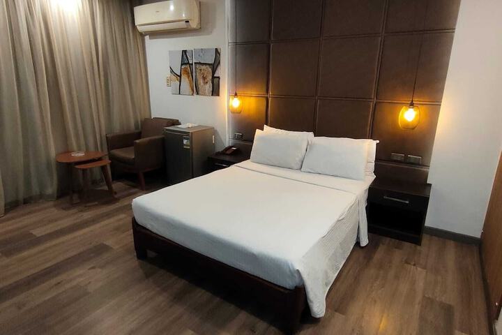 Room 7 of 33