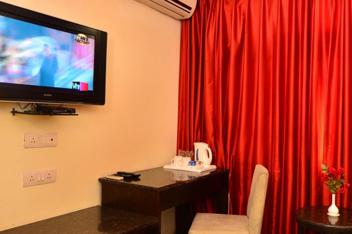 Room 13 of 37