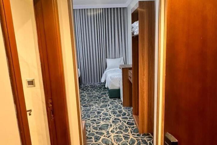 Room 27 of 32