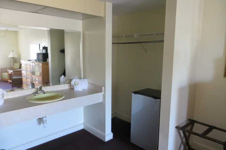 2 Double Beds (7 of 8)