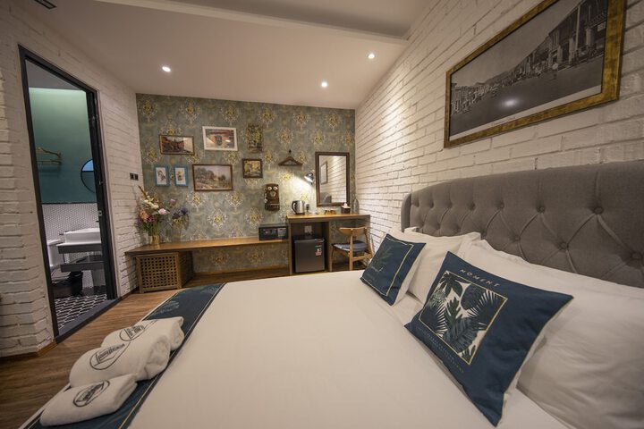 Room 32 of 49