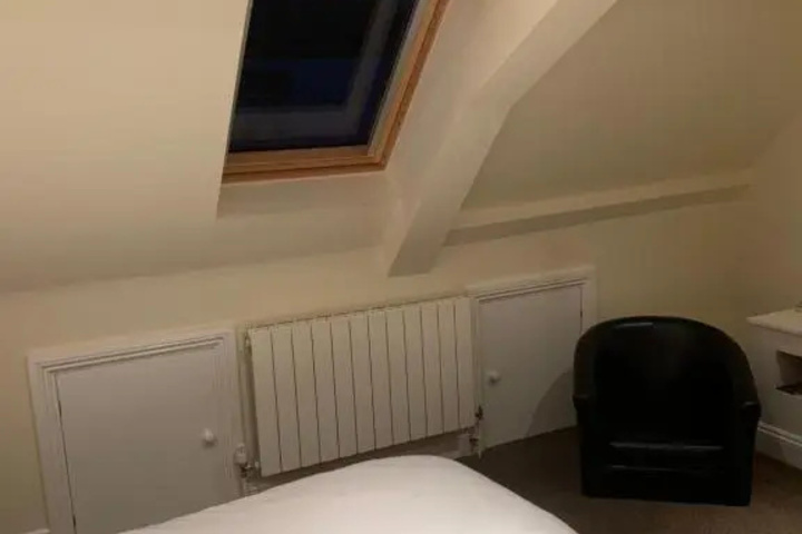 Room 12 of 18