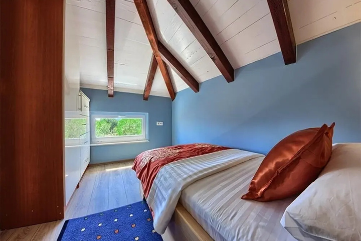 Room 4 of 26
