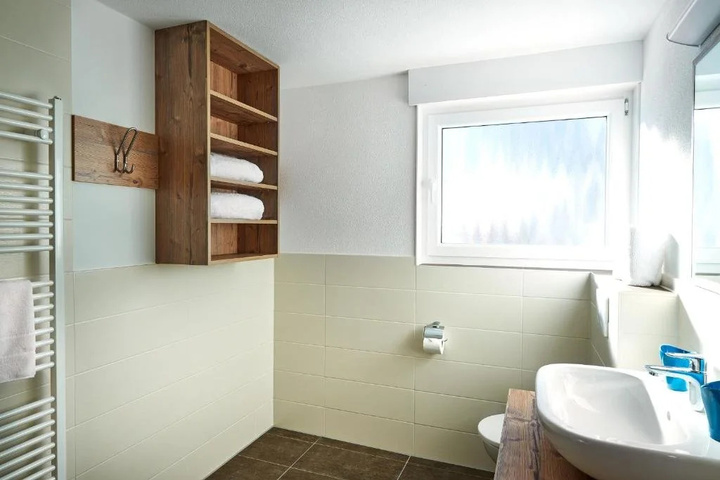 Room 6 of 16