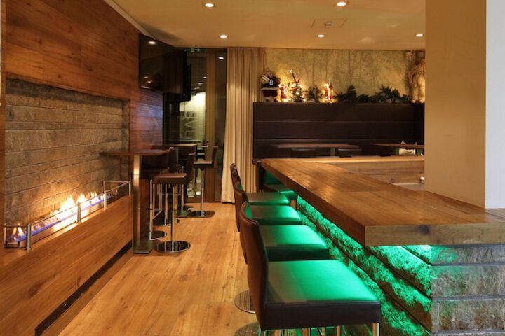 Lounge 70 of 93